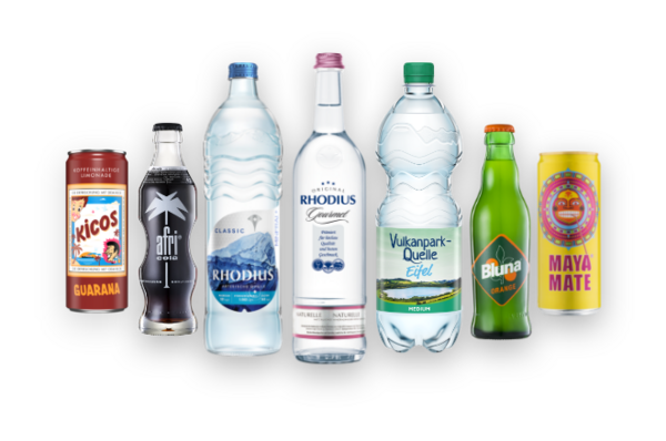 Unsere Marken umfassen ein breites Produktportfolio. 7 verschiedene Getränkedosen und -flaschen vor einem blauen Hintergrund