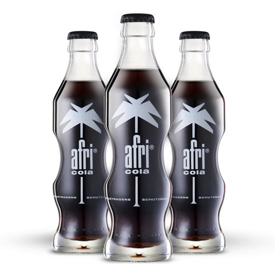 Afri-Cola ist nicht nur viel Geschmack, sondern auch ganz viel Pop-Art. 3 Flaschen afri-Cola stehen nebeneinander.