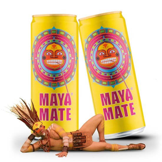 Mit Maya Mate erlebt man das Temperament Südamerikas. Vor zwei gelben Dosen Maya Mate liegt ein Mann mit Kopfschmuck und in der Aufmachung eines Maya-Häuptlings.