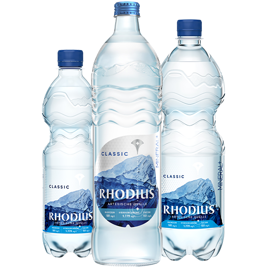 RHODIUS Mineralwasser ist ein Premium-Mineralwasser 3 Flaschen mit RHODIUS Mineralwasser in unterschiedlichen Flaschen.