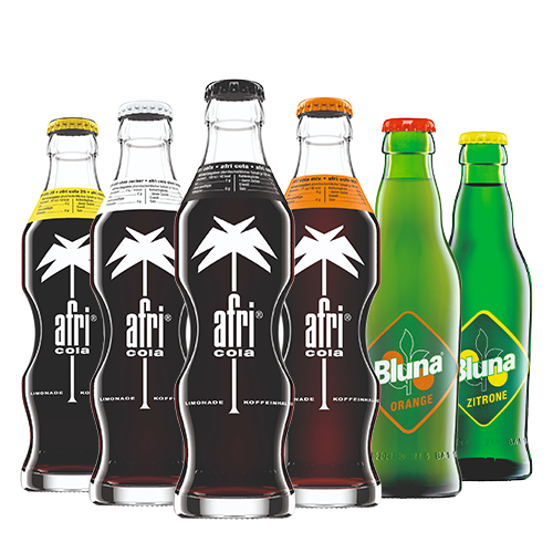 Verschiedene Sorten von Afri Cola und Bluna in der 0,2 l Glasflasche. Verschiedene Sorten von afri Cola und Bluna stehen nebeneinander.
