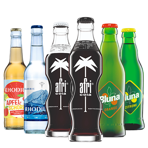 RHODIUS, afri Cola und Bluna in der 0,33 l Glasflasche. Verschiedene Glasflaschen von RHODIUS, afri Cola und Bluna stehen nebeneinander.