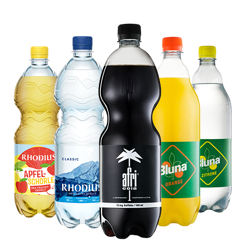 RHODIUS, afri Cola und Bluna in der 1 l Petcycle-Flasche. Verschiedene Petcycle-Flaschen mit 1 l von RHODIUS, afri Cola und Bluna stehen nebeneinander.
