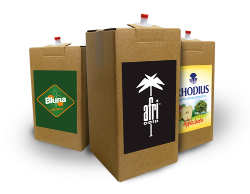 RHODIUS Apfelschorle, afri Cola und Bluna in der 10 l Bib-Postmix-Verpackung. Verschiedene Sorten von afri Cola, RHODIUS Apfelschorle und Bluna in braunen Kartons stehen nebeneinander.