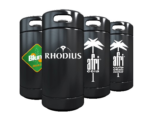 Verschiedene Sorten von Afri Cola, RHODIUS und Bluna in der 20 l KEG-Premix-Version. Verschiedene Sorten von afri Cola, RHODIUS und Bluna in schwarzen Fässern stehen nebeneinander.